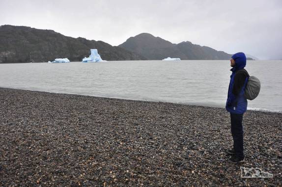 Observando icebergs no lago Grey, no parque Nacional Torres del Paine, no sul do Chile